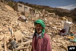 Seorang warga desa pria lansia melihat ke desa Douzrou yang dilanda gempa di provinsi al-Haouz di pegunungan High Atlas di Maroko tengah pada 12 September 2023.