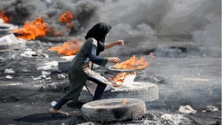 بغداد میں مظاہرین نے سڑکوں کو بند کرنے کے لیے جگہ جگہ ٹائر جلا دیے ہیں۔ 