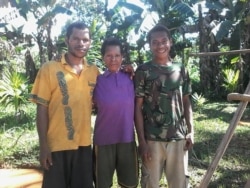 Paskalis (kiri) bersama ibu (tengah) dan adiknya (kanan) (Dok: Paskalis Kaipman)