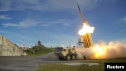ລະບົບຕໍ່ຕ້ານລູກສອນໄຟ (THAAD) ຍິງຈະຫຼວດໃນລະຫວ່າງການທົດລອງສະກັດກັ້ນທີ່ປະສົບຄວາມສຳເລັດ, ເຊິ່ງຮູບພາບນີ້ສະໜອງໃຫ້ໂດຍກະຊວງປ້ອງກັນປະເທດ ສະຫະລັດ.