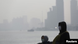 Warga menggunakan masker untuk melindungi dari polusi udara di Shanghai, China, Januari 2016. (Foto:dok)
