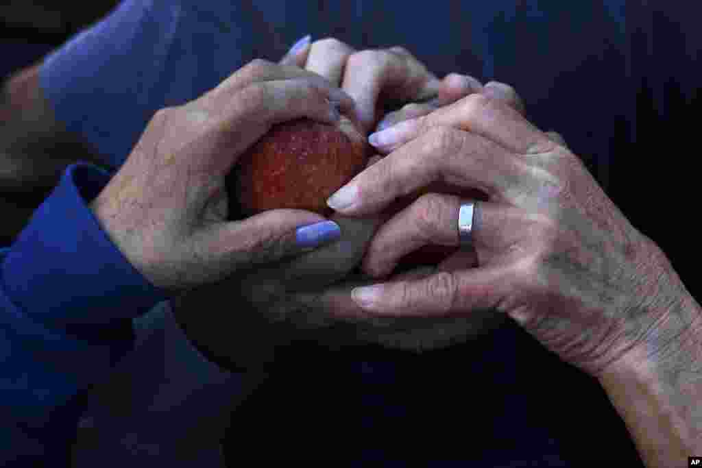 People reach for free fruit that Rio Negro producers are giving away in protest, in Plaza de Mayo, Buenos Aires, Argentina. The producers seek to draw attention to their economic crisis by giving away 10 tons of apples and pears, demanding that President Mauricio Macri's policies ensure them greater profit.
