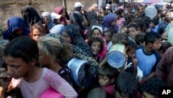 Warga Palestina antre untuk menerima distribusi bantuan makanan di kota Deir al-Balah (17/10), Jalur Gaza di tengah minimnya bantuan kemanusiaan di sana.