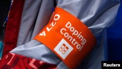 Seorang pejabat kontrol doping menghadiri pertandingan hoki es semifinal putri yang dimainkan oleh Kanada vs Atlet Olimpiade dari Rusia, 19 Februari 2018, di Olimpiade Musim Dingin Pyeongchang 2018 di Gangneung, Korea Selatan. (Foto: Reuters)