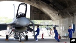 타이완 공군 장병들이 F-16V 전투기 비상 이륙 훈련을 준비하고 있다. (자료사진)