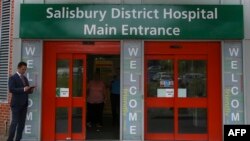 Pintu masuk utama ke Rumah Sakit Distrik Salisbury di Salisbury, Inggris selatan, 4 Juli 2018, lokasi dirawatnya Dawn Sturgess, perempuan Inggris yang terpapar gas saraf. (Foto: dok). Sturgess meninggal dunia, Minggu, 1 Juli 2018.