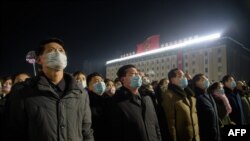 지난 1일 북한 평양에서 열린 신년 경축 행사에 참석한 주민들이 마스크를 쓰고 있다.