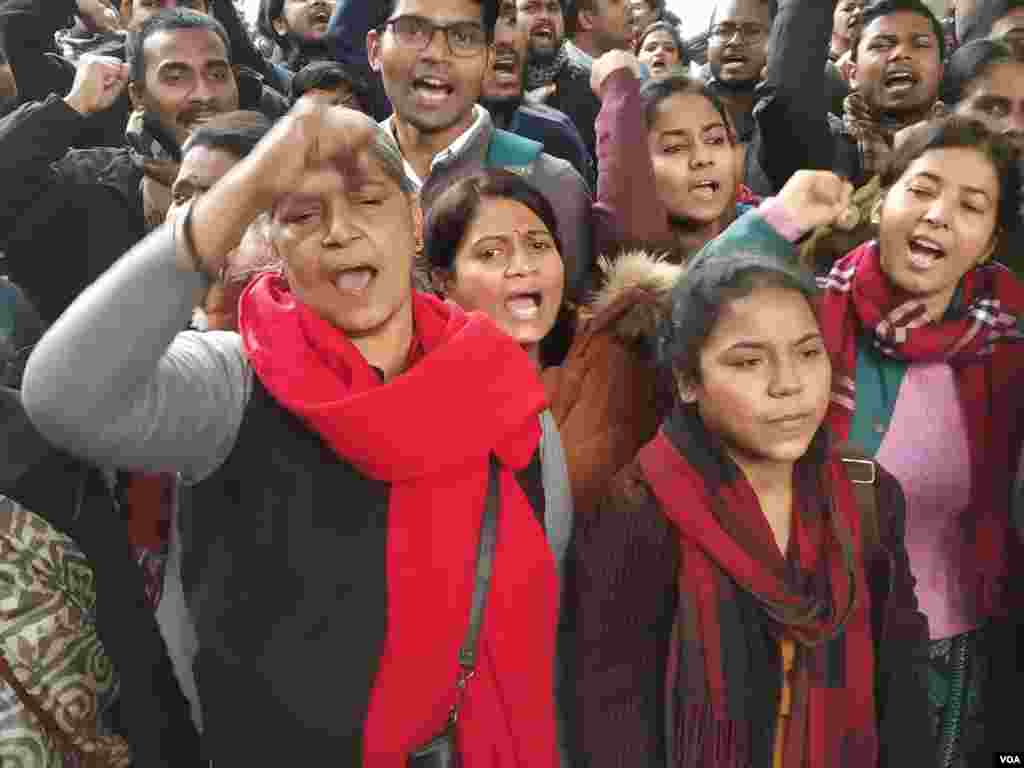 جواہر لعل نہرو یونیورسٹی کی طلبہ انجمن کی سربراہ ایشی گھوش بھی زخمیوں میں شامل ہیں۔ پیر کو انہوں نے واقعے سے متعلق گفتگو کرتے ہوئے کہا کہ انہوں نے کئی گھنٹوں قبل نامعلوم افراد کی موجودگی سے متعلق پولیس کو آگاہ کیا تھا لیکن اس کے باوجود کوئی کارروائی نہیں کی گئی۔ 