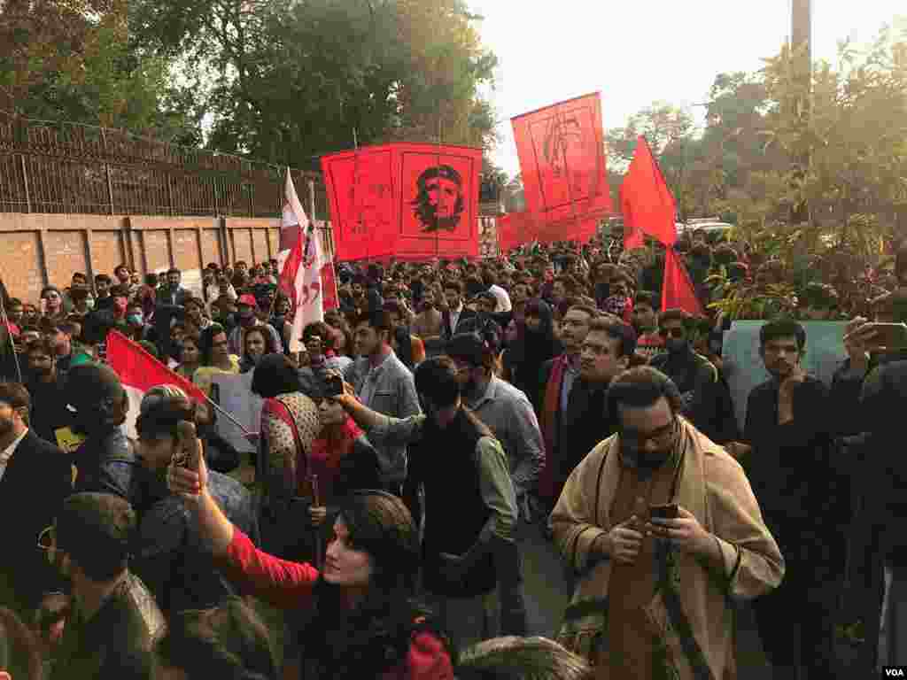 لاہور میں طلبہ یکجہتی مارچ میں مزدور یونینز اور پروگریسو لیبر فیڈریشن کے نمائندے بھی شریک ہوئے۔