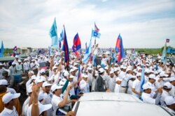 រូបឯកសារ៖ ទិដ្ឋភាព​ទូទៅ​ថ្ងៃ​ដំបូងនៃយុទ្ធនាការ​ឃោសនា​រក​សំលេងឆ្នោត​របស់​គណបក្សសង្គ្រោះ​ជាតិ​ ​ដែលមាន​សកម្មជន​ និង​អ្នកគាំទ្រជា​ច្រើន​ពាន់នាក់​ចូលរួម នៅរាជ​ធានីភ្នំពេញ​ ថ្ងៃទី​ ២០​ ខែ​ឧសភា​ ឆ្នាំ២០១៧។ (ខាន់​ សុគុំ​មនោ​/ VOA)