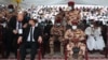 Le président français Emmanuel Macron assis au côté de Mahamat Idriss Deby aux funérailles d'État du défunt président tchadien Idriss Deby Itno, à N'Djamena, le 23 avril 2021.