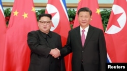 지난 2018년 6월 중국 다롄에서 열린 북-중 정상회담에서 김정은 북한 국무위원장과 시진핑 중국 국가주석이 악수하고 있다.