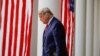 Presiden AS Donald Trump berjalan menyusuri barisan tiang Sayap Barat dari Oval Office ke Rose Garden untuk berbicara kepada pers, di Gedung Putih di Washington, 13 November 2020. (Foto: Reuters)