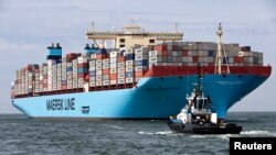MV Mersk Mekini Moler, najveći svetski brod za prevoz robe kontejnerima uplovljava u luku Roterdam (arhivski snimak)