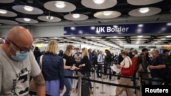 ဗြိတိန်နိုင်ငံ လန်ဒန်မြို့ Heathrow လေဆိပ်မှာ တွေ့ရတဲ့ ခရီးသည်များ။ (ဇွန် ၂၉၊ ၂၀၂၁)