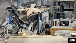 Orang-orang memeriksa kerusakan di luar rumah sakit Kamal Adwan di Beit Lahia di Jalur Gaza utara, setelah serangan Israel di sekitar kompleks medis tersebut pada 6 Desember 2024. (Foto: AFP)