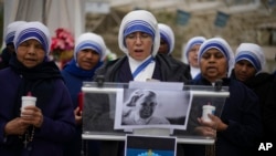 Para biarawati berdoa untuk Paus Fransiskus di depan Poliklinik Agostino Gemelli, di Roma, Italia, 9 Maret 2025.