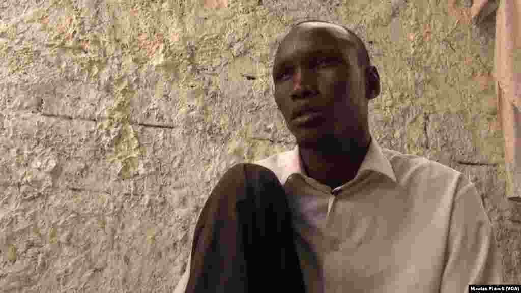 Malam Boucar Adam, da malamin makaranta ne kafin ya shiga kungiyar Boko Haram. Yana yi kamar bai taba yin kisa ba ko aikata wani mugun aiki yayinda yake yiwa kungiyar aiki a matsayin likita na bogi. Ya bar kungiyar bayan da ya gane cewa addinin Islama addini ne da yake koyas da zaman lafiya ba kashe mutane ba. Yana Diffa, Nijar ranar 17 ga watan Afirilu 2017 (VOA/Nicolas Pinault)