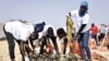 Des bénévoles gantés trient les ordures collectées sur la plage de Ngor, l'une des plus fréquentées de Dakar, à Dakar, Sénégal, 9 juin 2018