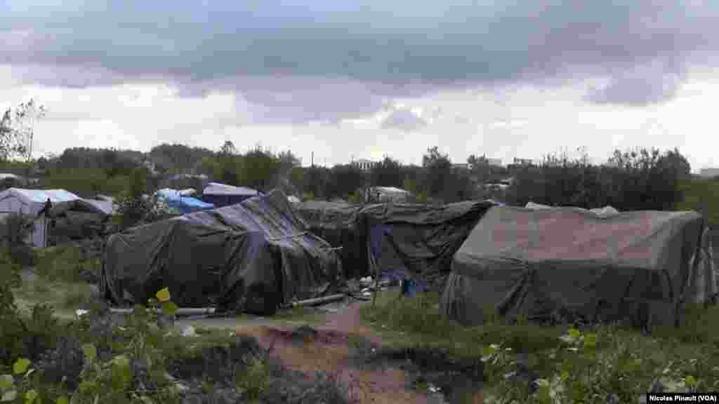 Wannan wani gefen sansanin yan gudun hijiran ne dake wajen birnin Calais dake arewacin birnin Faransa. (Nicolas Pinault/VOA).