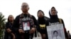 Para ibu yang kehilangan anak selama kekacauan politik tahun 1998 mengambil bagian dalam protes bisu mingguan "Kamisan" terhadap pelanggaran hak asasi manusia di luar istana presiden di Jakarta, 17 Mei 2018. (Foto: ilustrasi - Reuters/Willy Kurniawan)