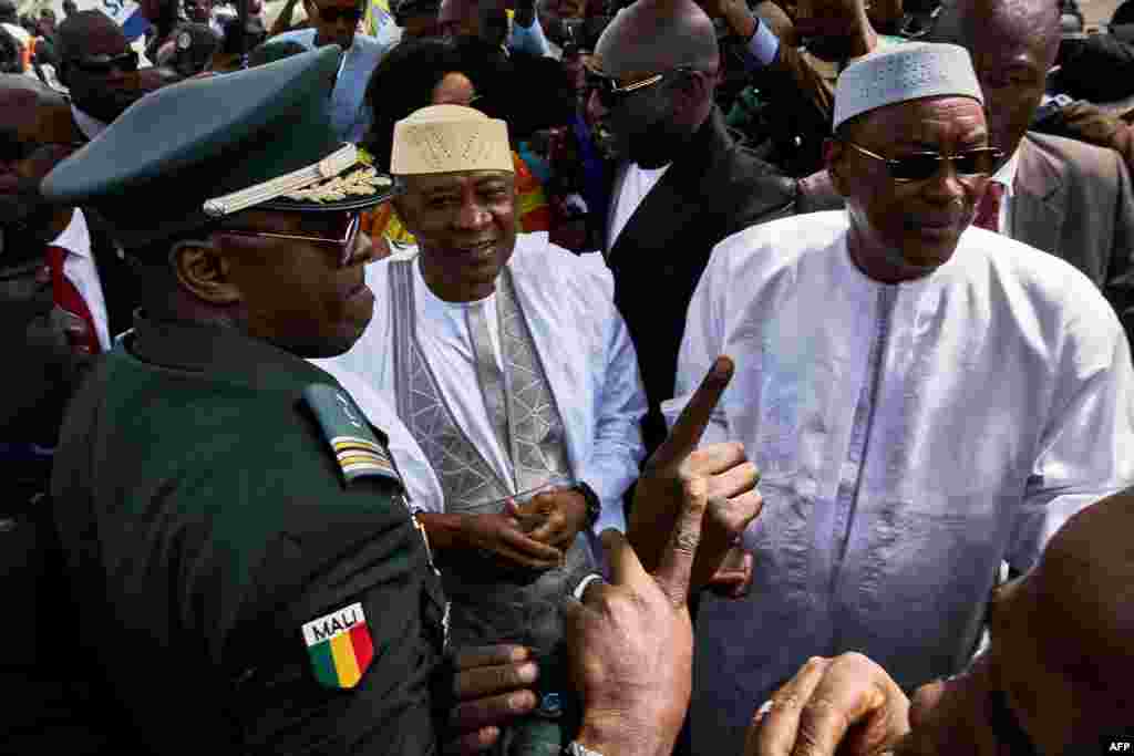 Tsohon shugaban kasar Mali Amadou Toumani Toure na Garda jama'a tare da firaministan kasar Mali Abdoulayee Idriss Maiga a Bamako, Disemba 24, 2017. 