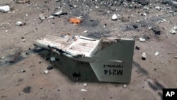 Puing-puing pesawat yang digambarkan Kyiv sebagai drone Shahed Iran yang jatuh di dekat Kupiansk, Ukraina. (Foto: melalui AP)