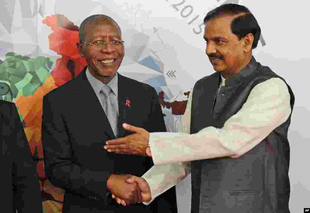 Karamin ministan al'adu na Indiya, Mahesh Sharma, yana tarbar firayim ministan kasar Lesotho, Pakalitha Mosisili.