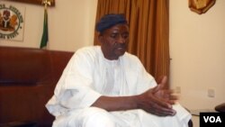 Gwamna Danbaba Suntai na Jihar Taraba, yana tattaunawa da ma'aikatan VOA Hausa kafin btaron yaki da cututtuka a Jalingo a watan Yunin 2010.