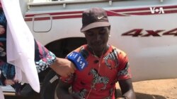 Hira da Yusuf, wani dan asalin Jamhuriyar Nijar da ya shekara a Abuja yana sana’r gyaran takalmi