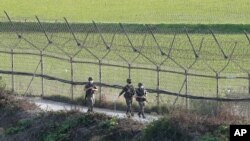 한국 경기도 남북접경지역에서 한국 군인들이 철책 주변을 순찰하고 있다. (자료사진)