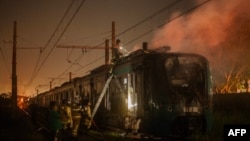 Полицијата соопшти дека банди запалиле 35 автобуси и еден вагон по смртта на паравоениот водач во полициска операција
