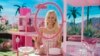 Film Barbie dibintangi aktris Margot. Lebanon memutuskan melarang penayangan film Barbie di bioskop karena beranggapan film tersebut "mendorong homoseksualitas" dan bertentangan dengan nilai-nilai keagamaan. (Warner Bros Pictures via AP)