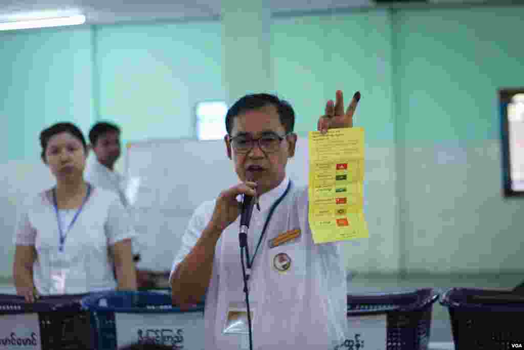  ကြားဖြတ်ရွေးကောက်ပွဲတွေရဲ့ မဲရလဒ်တွေကို စတင်ရေတွက်နေတဲ့သတင်းဓာတ်ပုံများ