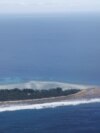 Poto dari udara yang menunjukkan wilaya Tuvalu di Kepulauan Pasifik pada 6 September 2024. Naiknya permukaan air laut akibat krisis iklim mengancam negara-negara kecil seperti Tuvalu. (Foto: Reuters/Kirsty Needham)