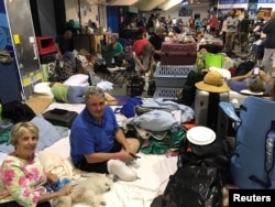 Ljudi koji su potražili sklonište pred udarom uragana Irma, unutar Germain arene u Esterou, Florida, 9. septembra 2017.