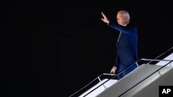 Predsednik Džo Bajden izlazi iz aviona na aerodromu Indira Gandi pred početak samita G20. Nju Delhi, 8. septembar, 2023. (Foto: A/Evan Vucci)