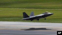 미 공군 F-22 '랩터' 스텔스 전투기가 일본 가데나 기지에서 이륙하고 있다. (자료사진)