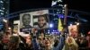 Përkrahësit e pengjeve izraelite, të rrëmbyer nga Hamasi më 7 tetor, bllokuan rrugët në Tel Aviv më 13 janar, 2025, gjatë protestës për të kërkuar arritjen e marrëveshjes krahas negociatave për armëpushim në Gazë/Reuters