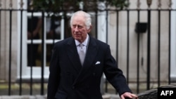 Britanski kralj Čarls III izlazi iz klinike u Londonu 29. januara, 2024. (Foto: AFP/Daniel Leal)