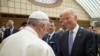 Paus Fransiskus berjabat tangan dengan Joe Biden di aula Paus Paulus VI di Vatikan, Jumat, 29 April 2016. (Foto: AP)