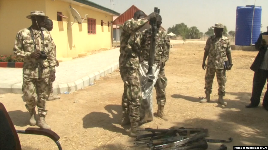 Wasu daga cikin makaman 'yan Boko Haram da suka mika wa sojoji, Fabrairu 05, 2018 