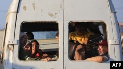 Раселени Палестинци седат покрај своите работи во комбе кое се вози во кампот Ал-Бурејџ во централниот дел на Појасот Газа на 2 јуни 2024 година.