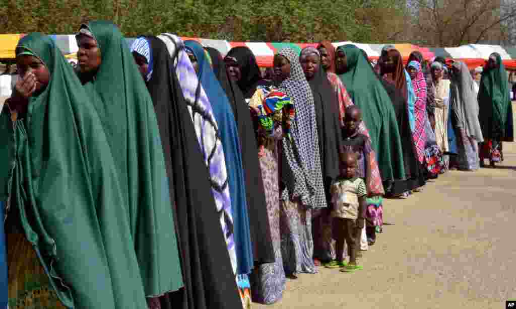 Rundunar sojojin Najeriya ta saki mutane 180 wadanda ta tsare har na tsawon shekaru 2 bisa zargin cewa 'yan kungiyar Boko Haram ne. Wadanda aka sako litinin a Maiduguri, babban birnin jihar Borno, sun hada da mazaje da mata dauke da jarirai da yara kanana.