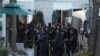 Полицијата пристигнува пред портата на претседателската резиденција додека поддржувачите на отповикуваниот јужнокорејски претседател Јун Сук Јеол се собраа против издавањето на судот на налог за приведување на Јун, во Сеул, Јужна Кореја, 3 јануари 2025 година.
