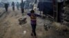 Seorang anak pengungsi Rohingya mengangkut kayu bakar di kamp "Burma Para" dekat Cox's Bazar, Bangladesh. Musim dingin telah tiba di sekitar kamp pengungsi dan mengancam para pengungsi akan menderita akibat kedinginan. 