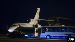 Pesawat Falcon 900 milik Angkatan Udara Swiss yang diperkirakan membawa tahanan Amerika yang dibebaskan oleh Iran tampak di tarmak bandara Jenewa, 17 Januari 2016. 