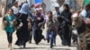 Warga Palestina berlarian saat militer Israel membombardir daerah Rafah di Jalur Gaza selatan 19 Juni 2024, di tengah konflik yang berlangsung di wilayah Palestina antara Israel dan Hamas.