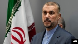 Menteri Luar Negeri Iran Hossein Amirabdollahian menghadiri konferensi pers bersama Menteri Luar Negeri Lebanon Abdallah Bouhabib (tidak tampak dalam foto) di Beirut, Lebanon, 13 Oktober 2023. (Foto: Hussein Malla/AP Photo)