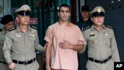 Pesepakbola Bahrain Hakeem al-Araibi meninggalkan pengadilan kriminal di Bangkok, Thailand, 4 Februari 2019. (Foto: dok).